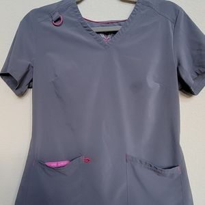 Scrub set Smitten light grey with pink stitching